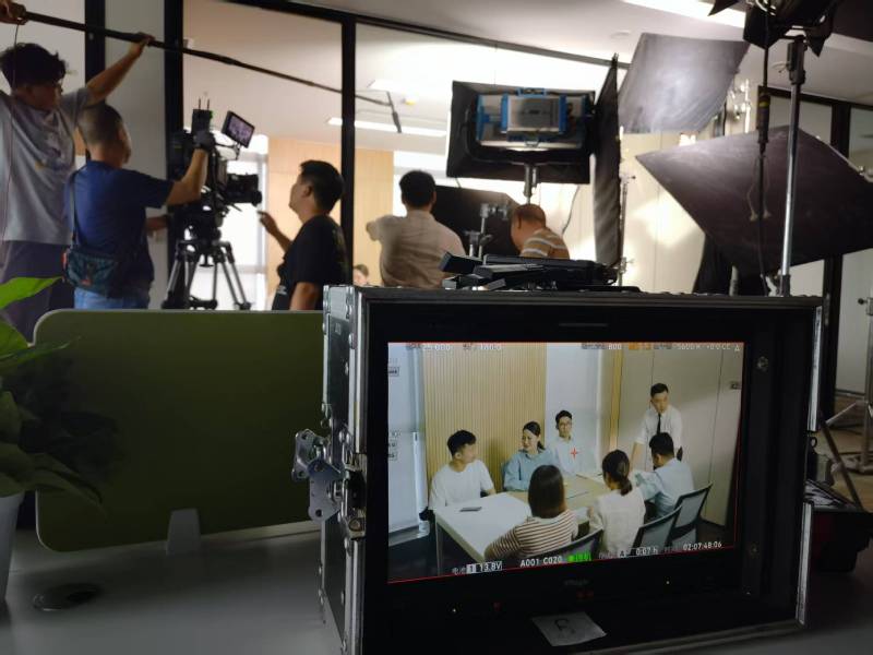 城阳区TVC拍摄公司：科技产品视觉化大师，诠释未来感与功能美学
